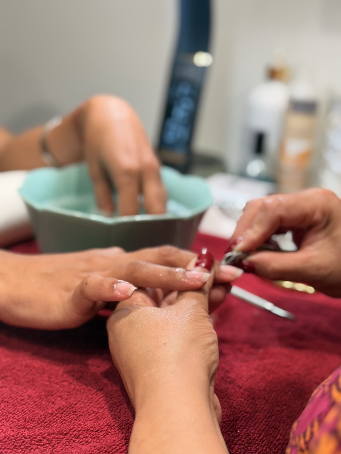 Una manicura en proceso en Le Chic