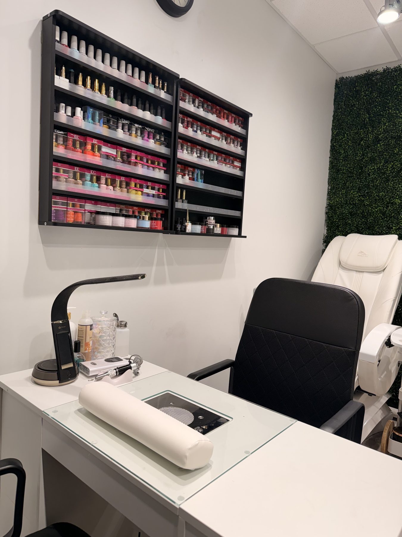 La estación de uñas y la pared de esmaltes