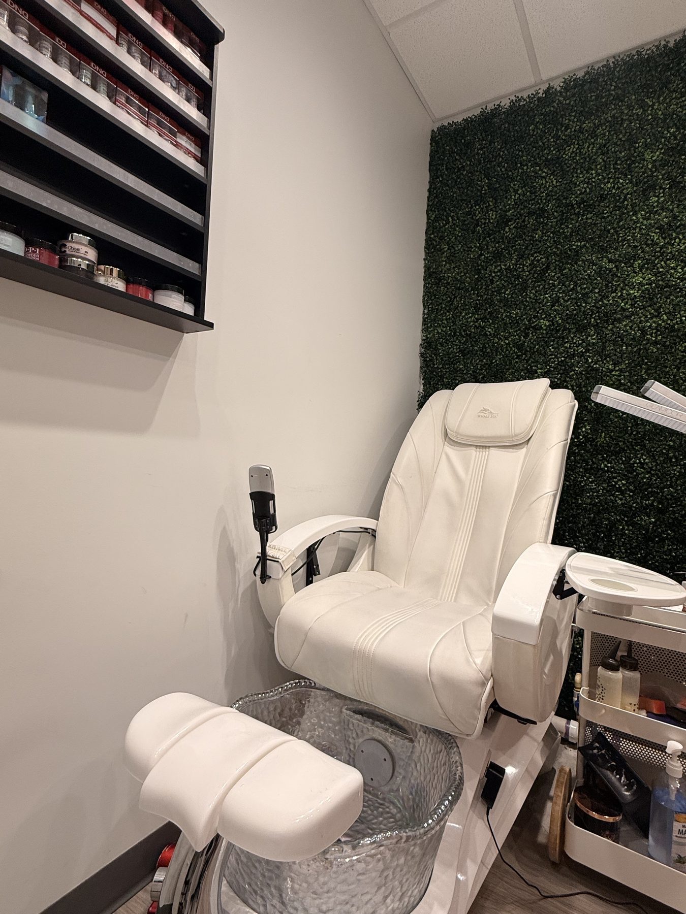 El sillón de pedicura junto a la pared de boj